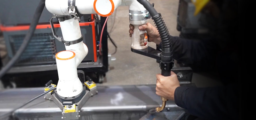 Small automatic welding robots in China